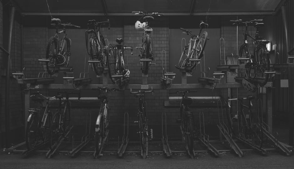 Stationäre Fahrradwerkstatt mit Werkzeug und Rädern